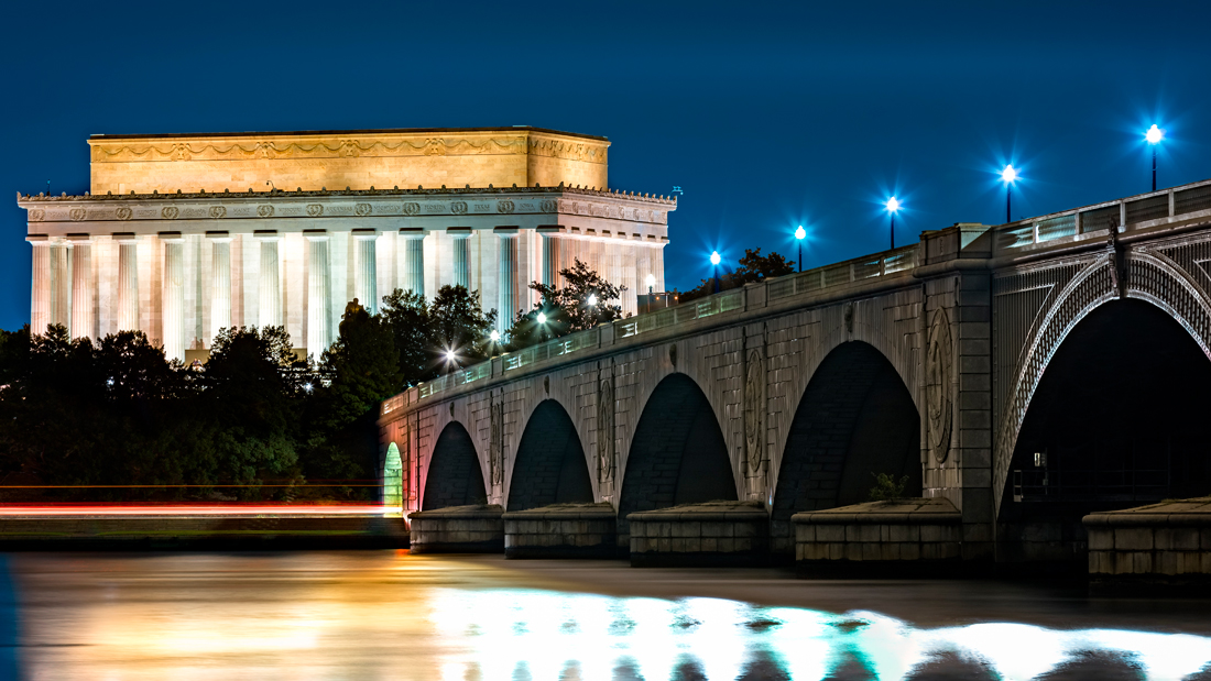 Lincoln Memorial and Arlington Bridge, in Washington DC, by night.